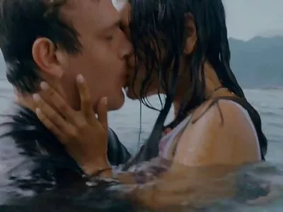 Videoclipul Fantasy Anal Sex al lui AJ (Keiran Lee, femei goale poze Aj Applegate)